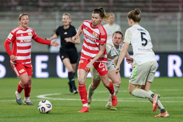 v.li.: Nele Bauereisen (1. FC Union Berlin, 23), Chiara D Angelo (SV Werder Bremen, 2) und Michelle Ulbrich (SV Werder Bremen, 5) im Zweikampf, Duell, Dynamik, Aktion, Action, Spielszene, DIE DFB-RICHTLINIEN UNTERSAGEN JEGLICHE NUTZUNG VON FOTOS ALS SEQUENZBILDER UND ODER VIDEOÄHNLICHE FOTOSTRECKEN. DFB REGULATIONS PROHIBIT ANY USE OF PHOTOGRAPHS AS IMAGE SEQUENCES AND OR QUASI-VIDEO., 23.03.2026, Berlin (Deutschland), Fussball, Google Pixel Frauen-Bundesliga, 1. FC Union Berlin - SV Werder Bremen