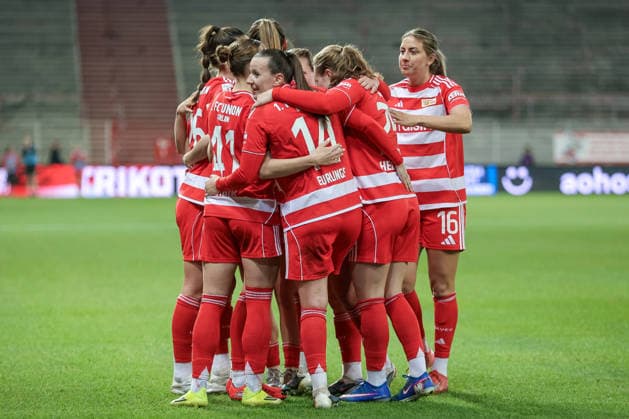 Spielerinnen des 1. FC Union Berlin mit Torjubel, Jubel, jubeln, jubelt, optimistisch, Spielszene, Highlight, Freude über das Tor zum 4:0, DIE DFB-RICHTLINIEN UNTERSAGEN JEGLICHE NUTZUNG VON FOTOS ALS SEQUENZBILDER UND ODER VIDEOÄHNLICHE FOTOSTRECKEN. DFB REGULATIONS PROHIBIT ANY USE OF PHOTOGRAPHS AS IMAGE SEQUENCES AND OR QUASI-VIDEO., 23.03.2026, Berlin (Deutschland), Fussball, Google Pixel Frauen-Bundesliga, 1. FC Union Berlin - SV Werder Bremen