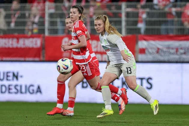 Ricarda Walkling (SV Werder Bremen, 13) am Ball, Einzelbild, Ganzkörper, Aktion, Action, Spielszene, DIE DFB-RICHTLINIEN UNTERSAGEN JEGLICHE NUTZUNG VON FOTOS ALS SEQUENZBILDER UND ODER VIDEOÄHNLICHE FOTOSTRECKEN. DFB REGULATIONS PROHIBIT ANY USE OF PHOTOGRAPHS AS IMAGE SEQUENCES AND OR QUASI-VIDEO., 23.03.2026, Berlin (Deutschland), Fussball, Google Pixel Frauen-Bundesliga, 1. FC Union Berlin - SV Werder Bremen