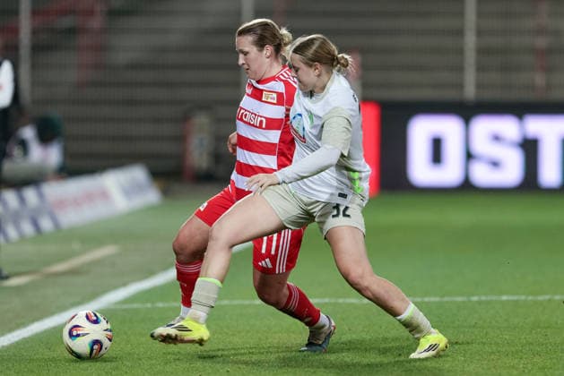 v.li.: Dina Orschmann (1. FC Union Berlin, 11) und Sarah Gutmann (SV Werder Bremen, 32) im Zweikampf, Duell, Dynamik, Aktion, Action, Spielszene, DIE DFB-RICHTLINIEN UNTERSAGEN JEGLICHE NUTZUNG VON FOTOS ALS SEQUENZBILDER UND ODER VIDEOÄHNLICHE FOTOSTRECKEN. DFB REGULATIONS PROHIBIT ANY USE OF PHOTOGRAPHS AS IMAGE SEQUENCES AND OR QUASI-VIDEO., 23.03.2026, Berlin (Deutschland), Fussball, Google Pixel Frauen-Bundesliga, 1. FC Union Berlin - SV Werder Bremen