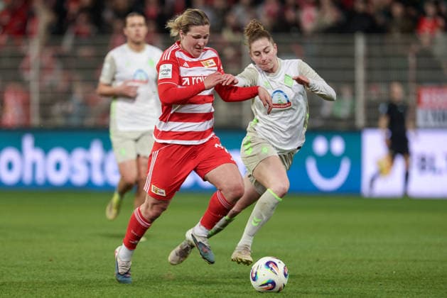 v.li.: Dina Orschmann (1. FC Union Berlin, 11) und Saskia Matheis (SV Werder Bremen, 19) im Zweikampf, Duell, Dynamik, Aktion, Action, Spielszene, DIE DFB-RICHTLINIEN UNTERSAGEN JEGLICHE NUTZUNG VON FOTOS ALS SEQUENZBILDER UND ODER VIDEOÄHNLICHE FOTOSTRECKEN. DFB REGULATIONS PROHIBIT ANY USE OF PHOTOGRAPHS AS IMAGE SEQUENCES AND OR QUASI-VIDEO., 23.03.2026, Berlin (Deutschland), Fussball, Google Pixel Frauen-Bundesliga, 1. FC Union Berlin - SV Werder Bremen