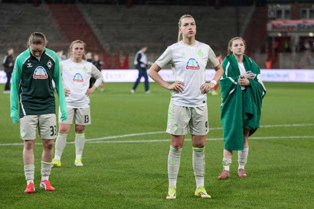 v.li.: Maria Penner (SV Werder Bremen, 33), Ricarda Walkling (SV Werder Bremen, 13), Medina Desic (SV Werder Bremen, 9) und Michelle Weiß (SV Werder Bremen, 15) bedanken sich bei den Fans, Zuschauern für die Unterstützung, DIE DFB-RICHTLINIEN UNTERSAGEN JEGLICHE NUTZUNG VON FOTOS ALS SEQUENZBILDER UND ODER VIDEOÄHNLICHE FOTOSTRECKEN. DFB REGULATIONS PROHIBIT ANY USE OF PHOTOGRAPHS AS IMAGE SEQUENCES AND OR QUASI-VIDEO., 23.03.2026, Berlin (Deutschland), Fussball, Google Pixel Frauen-Bundesliga, 1. FC Union Berlin - SV Werder Bremen