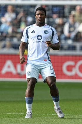 CHESTER, PA - MARCH 21: Chicago Fire defender Mbekezeli Mbokazi 4 follows the action during the match between the Philadelphia Union and Chicago Fire FC on March 21st, 2026 at Subaru Park in Chester, PA. (Photo by Terence Lewis Icon Sportswire) SOCCER: MAR 21 MLS, Fussball Herren, USA Philadelphia Union vs Chicago Fire FC EDITORIAL USE ONLY Icon260321110
