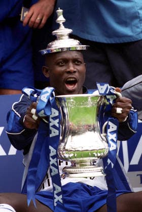 Aston Villa V Chelsea, Axa FA Cup Final George Weah of Chelsea celebrates with the FA Cup trophy after winning the AXA FA Cup Final match between Aston Villa and Chelsea at Wembley Stadium on May 20, 2000 in London, England. London Wembley Stadium England United Kingdom Copyright: xAllstarxPicturexLibraryxLtdx