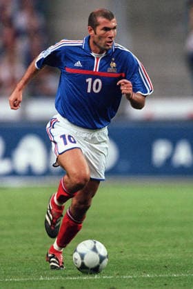France V England, International Friendly, Länderspiel, Nationalmannschaft Zinedine Zidane of France on the ball during the International Friendly match between France and England at Stade De France on September 2, 2000 in Paris, France . Paris Stade De France France France Copyright: xAllstarxPicturexLibraryxLtdx