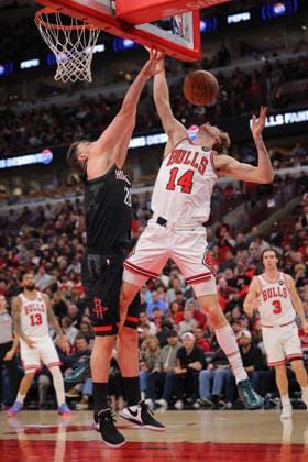 CHICAGO, IL - MARCH 23: Alperen Sengun 28 of the Houston Rockets blocks Matas Buzelis 14 of the Chicago Bulls during the first half on March 23, 2026 at the United Center in Chicago, Illinois. (Photo by Melissa Tamez Icon Sportswire) NBA, Basketball Herren, USA MAR 23 Houston Rockets at Chicago Bulls EDITORIAL USE ONLY Icon260323004