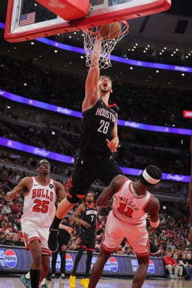 CHICAGO, IL - MARCH 23: Alperen Sengun 28 of the Houston Rockets drives to the basket for a slam dunk during the second half against the Chicago Bulls on March 23, 2026 at the United Center in Chicago, Illinois. (Photo by Melissa Tamez Icon Sportswire) NBA, Basketball Herren, USA MAR 23 Houston Rockets at Chicago Bulls EDITORIAL USE ONLY Icon260323030