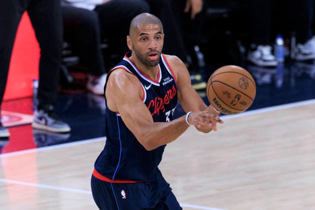 March 23, 2026, Inglewood, California, USA: Nicolas Batum 33 of the Los Angeles Clippers passes the ball during their regular season NBA, Basketball Herren, USA game against the Milwaukee Bucks on Monday March 23, 2026 at Intuit Dome in Inglewood, California. Clippers defeat Bucks, 129-96. ARIANA RUIZ PI Inglewood USA - ZUMAp124 20260323_zaa_p124_025 Copyright: xArianaxRuizx