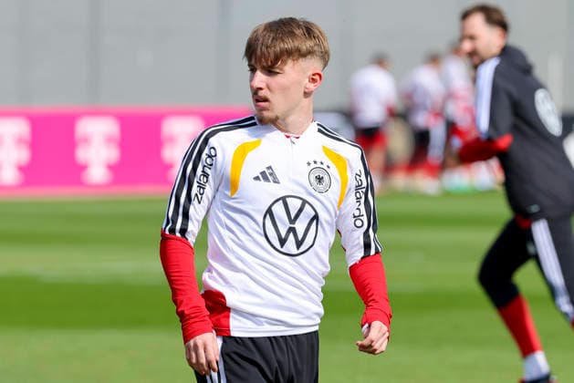 Lennart Karl (Germany) schaut, , Training der deutschen Fussball Nationalmannschaft, Home Ground am 24. March 2026 in Herzogenaurach, Deutschland. (Foto von Marco Steinbrenner DeFodi Images) Lennart Karl (Germany) looks on, , Training der deutschen Fussball Nationalmannschaft, Home Ground, March 24, 2026 in Herzogenaurach, Germany. (Photo by Marco Steinbrenner DeFodi Images) -