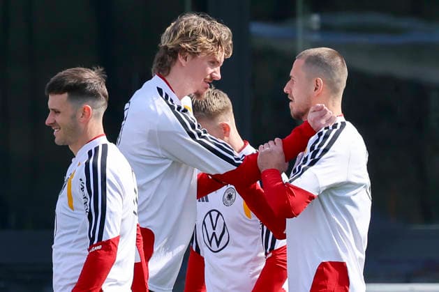 Nick Woltemade (Germany) und Waldemar Anton (Germany) unterhalten sich, , Training der deutschen Fussball Nationalmannschaft, Home Ground am 24. March 2026 in Herzogenaurach, Deutschland. (Foto von Marco Steinbrenner DeFodi Images) Nick Woltemade (Germany) und Waldemar Anton (Germany) talk together, , Training der deutschen Fussball Nationalmannschaft, Home Ground, March 24, 2026 in Herzogenaurach, Germany. (Photo by Marco Steinbrenner DeFodi Images) -