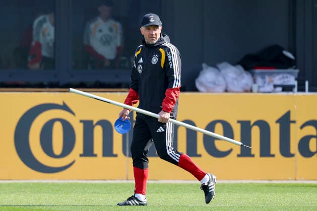 Assistenztrainer Alfred Schreuder (Germany) schaut, , Training der deutschen Fussball Nationalmannschaft, Home Ground am 24. March 2026 in Herzogenaurach, Deutschland. (Foto von Marco Steinbrenner DeFodi Images) Assistenztrainer Alfred Schreuder (Germany) looks on, , Training der deutschen Fussball Nationalmannschaft, Home Ground, March 24, 2026 in Herzogenaurach, Germany. (Photo by Marco Steinbrenner DeFodi Images) -