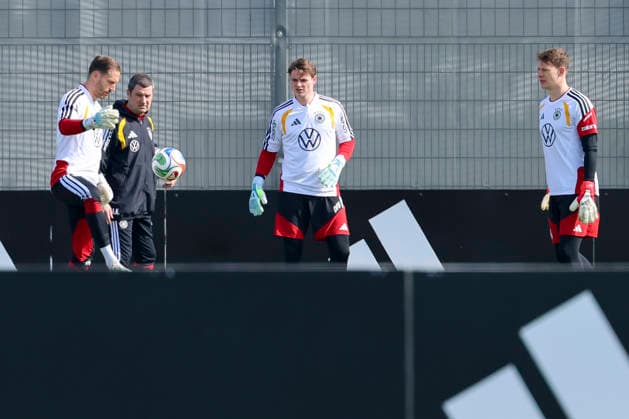 Torhueter Oliver Baumann (Germany), Torhueter Jonas Urbig (Germany) und Torhueter Alexander Nuebel (Germany) kontrollieren den Ball, , Training der deutschen Fussball Nationalmannschaft, Home Ground am 24. March 2026 in Herzogenaurach, Deutschland. (Foto von Marco Steinbrenner DeFodi Images) Torhueter Oliver Baumann (Germany), Torhueter Jonas Urbig (Germany) und Torhueter Alexander Nuebel (Germany) controll the ball, , Training der deutschen Fussball Nationalmannschaft, Home Ground, March 24, 2026 in Herzogenaurach, Germany. (Photo by Marco Steinbrenner DeFodi Images) -