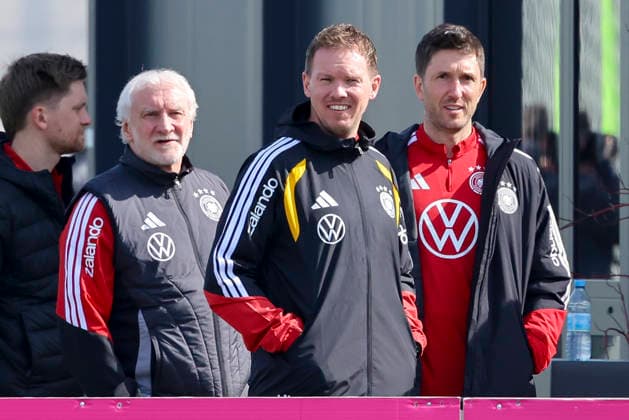 Direktor Rudi Voeller (Germany), Bundestrainer Julian Nagelsmann (Germany) und Assistenztrainer Benjamin Glueck (Germany) unterhalten sich, , Training der deutschen Fussball Nationalmannschaft, Home Ground am 24. March 2026 in Herzogenaurach, Deutschland. (Foto von Marco Steinbrenner DeFodi Images) Direktor Rudi Voeller (Germany), Bundestrainer Julian Nagelsmann (Germany) und Assistenztrainer Benjamin Glueck (Germany) talk together, , Training der deutschen Fussball Nationalmannschaft, Home Ground, March 24, 2026 in Herzogenaurach, Germany. (Photo by Marco Steinbrenner DeFodi Images) - *** Director Rudi Voeller Germany , national coach Julian Nagelsmann Germany and assistant coach Benjamin Glueck Germany talk together, , training of the German national soccer team, Home Ground, March 24, 2026 in Herzogenaurach, Germany Photo by Marco Steinbrenner DeFodi Images Director Rudi Voeller Germany , National coach Julian Nagelsmann Germany and assistant coach Benjamin Glueck Germany talk together, , Training of the German national soccer team, Home Ground, March 24, 2026 in Herzogenaurach, Germany Photo by Marco Steinbrenner DeFodi Images