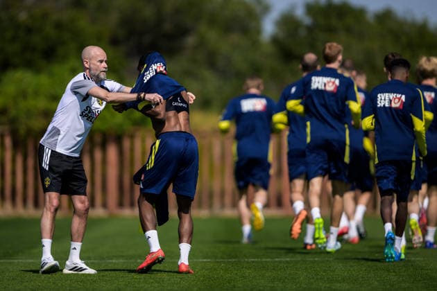 260324 Equipment manager Björn Eriksson and Anthony Elanga of the Swedish national football team during a training session on March 24, 2026 in Valencia. Photo: Joel Marklund BILDBYRAN kod JM JM0805 bbeng fotboll football soccer fotball vm-kval FIFA World Cup, WM, Weltmeisterschaft, Fussball qualifier qualifier träning practice training sverige sweden sverige a Copyright: JOELxMARKLUND BB260324JM002