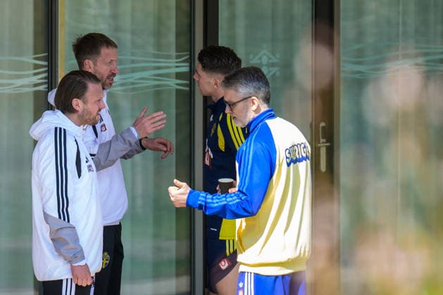 260324 Head coach Graham Potter talks to Viktor Gyökeres of the Swedish national football team ahead of a training session on March 24, 2026 in Valencia. Photo: Joel Marklund BILDBYRAN kod JM JM0805 bbeng fotboll football soccer fotball vm-kval FIFA World Cup, WM, Weltmeisterschaft, Fussball qualifier qualifier träning practice training sverige sweden sverige a Copyright: JOELxMARKLUND BB260324JM003