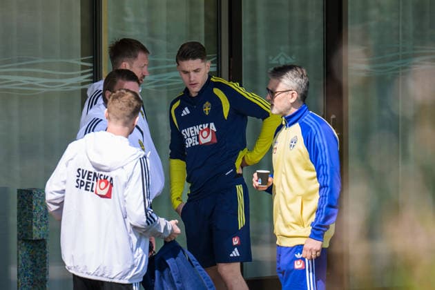260324 Head coach Graham Potter talks to Viktor Gyökeres of the Swedish national football team ahead of a training session on March 24, 2026 in Valencia. Photo: Joel Marklund BILDBYRAN kod JM JM0805 bbeng fotboll football soccer fotball vm-kval FIFA World Cup, WM, Weltmeisterschaft, Fussball qualifier qualifier träning practice training sverige sweden sverige a Copyright: JOELxMARKLUND BB260324JM005