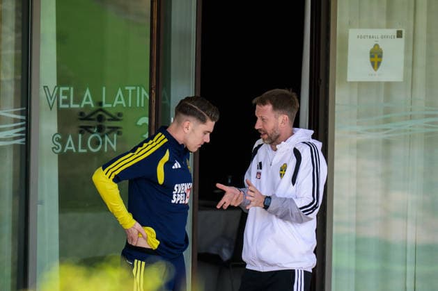 260324 Head coach Graham Potter talks to Viktor Gyökeres of the Swedish national football team ahead of a training session on March 24, 2026 in Valencia. Photo: Joel Marklund BILDBYRAN kod JM JM0805 bbeng fotboll football soccer fotball vm-kval FIFA World Cup, WM, Weltmeisterschaft, Fussball qualifier qualifier träning practice training sverige sweden sverige a Copyright: JOELxMARKLUND BB260324JM008