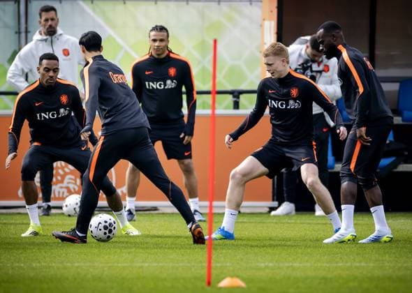 ZEIST - Ryan Gravenberch, Tijjani Reijnders, Nathan Ake, Kees Smit and Lutsharel Geertruida during a training session of the Dutch national team, Nationalteam in the week leading up to a friendly match against Norway. KOEN VAN WEEL ANP xVIxANPxSportx xxANPxIVx 554241046 originalFilename: 554241046.jpg