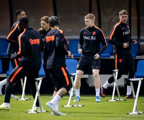 ZEIST - Luciano Valente, Kees Smit and Micky van de Ven during a training session of the Dutch national team, Nationalteam in the week leading up to a friendly match against Norway. KOEN VAN WEEL ANP xVIxANPxSportx xxANPxIVx 554241280 originalFilename: 554241280.jpg