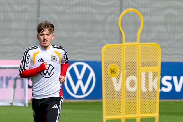 Lennart Karl (Germany) schaut, , Training der deutschen Fussball Nationalmannschaft, Home Ground am 24. March 2026 in Herzogenaurach, Deutschland. (Foto von Marco Steinbrenner DeFodi Images) Lennart Karl (Germany) looks on, , Training der deutschen Fussball Nationalmannschaft, Home Ground, March 24, 2026 in Herzogenaurach, Germany. (Photo by Marco Steinbrenner DeFodi Images) -