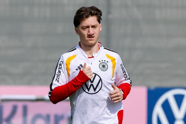 Angelo Stiller (Germany) schaut, , Training der deutschen Fussball Nationalmannschaft, Home Ground am 24. March 2026 in Herzogenaurach, Deutschland. (Foto von Marco Steinbrenner DeFodi Images) Angelo Stiller (Germany) looks on, , Training der deutschen Fussball Nationalmannschaft, Home Ground, March 24, 2026 in Herzogenaurach, Germany. (Photo by Marco Steinbrenner DeFodi Images) -