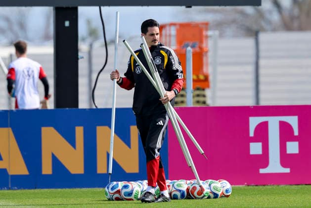 Assistenztrainer Benjamin Huebner (Germany) schaut, , Training der deutschen Fussball Nationalmannschaft, Home Ground am 24. March 2026 in Herzogenaurach, Deutschland. (Foto von Marco Steinbrenner DeFodi Images) Assistenztrainer Benjamin Huebner (Germany) looks on, , Training der deutschen Fussball Nationalmannschaft, Home Ground, March 24, 2026 in Herzogenaurach, Germany. (Photo by Marco Steinbrenner DeFodi Images) -