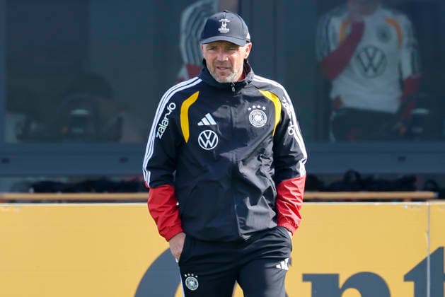 Assistenztrainer Alfred Schreuder (Germany) schaut, , Training der deutschen Fussball Nationalmannschaft, Home Ground am 24. March 2026 in Herzogenaurach, Deutschland. (Foto von Marco Steinbrenner DeFodi Images) Assistenztrainer Alfred Schreuder (Germany) looks on, , Training der deutschen Fussball Nationalmannschaft, Home Ground, March 24, 2026 in Herzogenaurach, Germany. (Photo by Marco Steinbrenner DeFodi Images) - *** Assistant coach Alfred Schreuder Germany looks on, , Training of the German national soccer team, Home Ground on March 24, 2026 in Herzogenaurach, Germany Photo by Marco Steinbrenner DeFodi Images Assistant coach Alfred Schreuder Germany looks on, , Training of the German national soccer team, Home Ground, March 24, 2026 in Herzogenaurach, Germany Photo by Marco Steinbrenner DeFodi Images