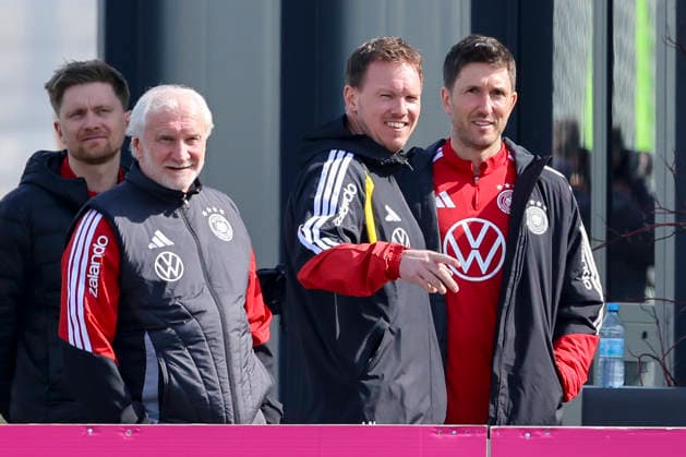 Direktor Rudi Voeller (Germany), Bundestrainer Julian Nagelsmann (Germany) und Assistenztrainer Benjamin Glueck (Germany) lachen, , Training der deutschen Fussball Nationalmannschaft, Home Ground am 24. March 2026 in Herzogenaurach, Deutschland. (Foto von Marco Steinbrenner DeFodi Images) Direktor Rudi Voeller (Germany), Bundestrainer Julian Nagelsmann (Germany) und Assistenztrainer Benjamin Glueck (Germany) smile, , Training der deutschen Fussball Nationalmannschaft, Home Ground, March 24, 2026 in Herzogenaurach, Germany. (Photo by Marco Steinbrenner DeFodi Images) -