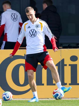Nico Schlotterbeck (Germany) kontrolliert den Ball, , Training der deutschen Fussball Nationalmannschaft, Home Ground am 24. March 2026 in Herzogenaurach, Deutschland. (Foto von Marco Steinbrenner DeFodi Images) Nico Schlotterbeck (Germany) controls the ball, , Training der deutschen Fussball Nationalmannschaft, Home Ground, March 24, 2026 in Herzogenaurach, Germany. (Photo by Marco Steinbrenner DeFodi Images) -