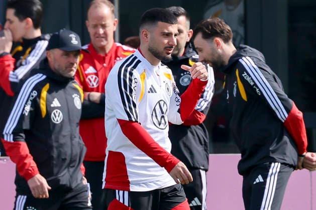 Deniz Undav (Germany) schaut, , Training der deutschen Fussball Nationalmannschaft, Home Ground am 24. March 2026 in Herzogenaurach, Deutschland. (Foto von Marco Steinbrenner DeFodi Images) Deniz Undav (Germany) looks on, , Training der deutschen Fussball Nationalmannschaft, Home Ground, March 24, 2026 in Herzogenaurach, Germany. (Photo by Marco Steinbrenner DeFodi Images) -