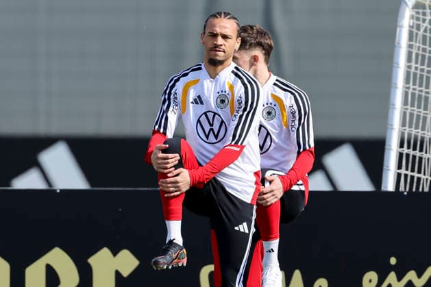 Leroy Sane (Germany) waermt sich auf, , Training der deutschen Fussball Nationalmannschaft, Home Ground am 24. March 2026 in Herzogenaurach, Deutschland. (Foto von Marco Steinbrenner DeFodi Images) Leroy Sane (Germany) warms up, , Training der deutschen Fussball Nationalmannschaft, Home Ground, March 24, 2026 in Herzogenaurach, Germany. (Photo by Marco Steinbrenner DeFodi Images) -