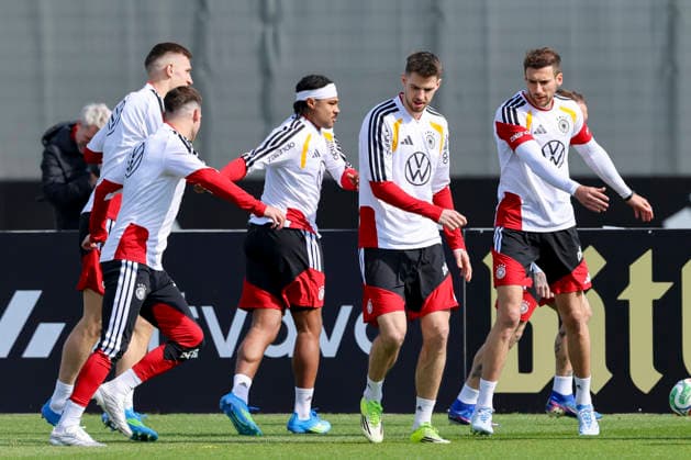 Florian Wirtz (Germany), Nico Schlotterbeck (Germany), Serge Gnabry (Germany), Anton Stach (Germany) und Leon Goretzka (Germany) waermen sich auf, , Training der deutschen Fussball Nationalmannschaft, Home Ground am 24. March 2026 in Herzogenaurach, Deutschland. (Foto von Marco Steinbrenner DeFodi Images) Florian Wirtz (Germany), Nico Schlotterbeck (Germany), Serge Gnabry (Germany), Anton Stach (Germany) und Leon Goretzka (Germany) warm up, , Training der deutschen Fussball Nationalmannschaft, Home Ground, March 24, 2026 in Herzogenaurach, Germany. (Photo by Marco Steinbrenner DeFodi Images) -