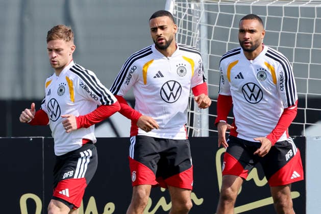 Joshua Kimmich (Germany), Josha Vagnoman (Germany) und Jonathan Tah (Germany) waermen sich auf, , Training der deutschen Fussball Nationalmannschaft, Home Ground am 24. March 2026 in Herzogenaurach, Deutschland. (Foto von Marco Steinbrenner DeFodi Images) Joshua Kimmich (Germany), Josha Vagnoman (Germany) und Jonathan Tah (Germany) warm up, , Training der deutschen Fussball Nationalmannschaft, Home Ground, March 24, 2026 in Herzogenaurach, Germany. (Photo by Marco Steinbrenner DeFodi Images) -