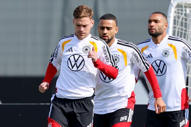Joshua Kimmich (Germany) und Josha Vagnoman (Germany) waermen sich auf, , Training der deutschen Fussball Nationalmannschaft, Home Ground am 24. March 2026 in Herzogenaurach, Deutschland. (Foto von Marco Steinbrenner DeFodi Images) Joshua Kimmich (Germany) und Josha Vagnoman (Germany) warm up, , Training der deutschen Fussball Nationalmannschaft, Home Ground, March 24, 2026 in Herzogenaurach, Germany. (Photo by Marco Steinbrenner DeFodi Images) -