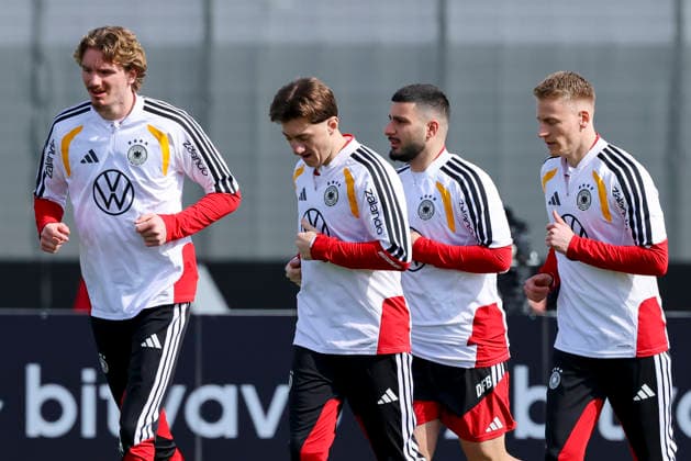 Nick Woltemade (Germany), Angelo Stiller (Germany), Deniz Undav (Germany) und Chris Fuehrich (Germany) waermen sich auf, , Training der deutschen Fussball Nationalmannschaft, Home Ground am 24. March 2026 in Herzogenaurach, Deutschland. (Foto von Marco Steinbrenner DeFodi Images) Nick Woltemade (Germany), Angelo Stiller (Germany), Deniz Undav (Germany) und Chris Fuehrich (Germany) warm up, , Training der deutschen Fussball Nationalmannschaft, Home Ground, March 24, 2026 in Herzogenaurach, Germany. (Photo by Marco Steinbrenner DeFodi Images) -