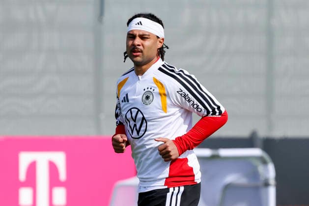 Serge Gnabry (Germany) schaut, , Training der deutschen Fussball Nationalmannschaft, Home Ground am 24. March 2026 in Herzogenaurach, Deutschland. (Foto von Marco Steinbrenner DeFodi Images) Serge Gnabry (Germany) looks on, , Training der deutschen Fussball Nationalmannschaft, Home Ground, March 24, 2026 in Herzogenaurach, Germany. (Photo by Marco Steinbrenner DeFodi Images) -