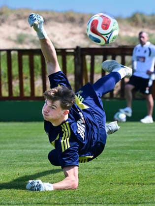 VALENCIA 20260324 Malvaktsdebutanten Melker Ellborg i det svenska fotbollslandslaget under dagens träning pa träningsanläggningen utanför Valencia inför torsdagens VM-kval playoff mot Ukraina. VALENCIA SPANIEN x10030x