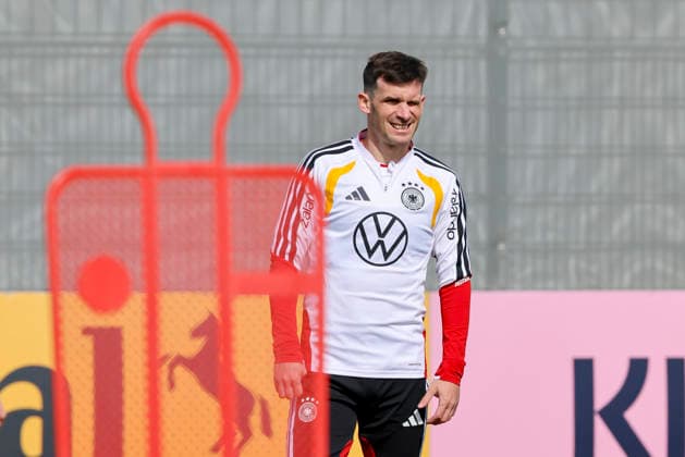 Pascal Gross (Germany) schaut enttaeuscht, , Training der deutschen Fussball Nationalmannschaft, Home Ground am 24. March 2026 in Herzogenaurach, Deutschland. (Foto von Marco Steinbrenner DeFodi Images) Pascal Gross (Germany) looks dejected, , Training der deutschen Fussball Nationalmannschaft, Home Ground, March 24, 2026 in Herzogenaurach, Germany. (Photo by Marco Steinbrenner DeFodi Images) -