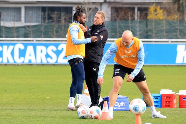 DEU, DFL, 2. FBL Hertha BSC, Training, 24.03.2026, Sportforum, Berlin, DEU, DFL, 2. FBL Hertha BSC, Training, im Bild Deyovaisio Zeefuik (Hertha BSC Berlin 42), Toni Leistner (Hertha BSC Berlin 37), DFL - regulations prohibit any use of Photographs as image sequences and or quasi-video