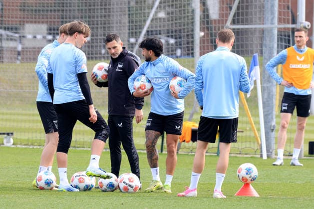 DEU, DFL, 2. FBL Hertha BSC, Training, 24.03.2026, Sportforum, Berlin, DEU, DFL, 2. FBL Hertha BSC, Training, im Bild Cheftrainer Stefan Leitl (Hertha BSC Berlin), Kevin Sessa (Hertha BSC Berlin 8), Kennet Eichhorn (Hertha BSC Berlin 23) DFL - regulations prohibit any use of Photographs as image sequences and or quasi-video