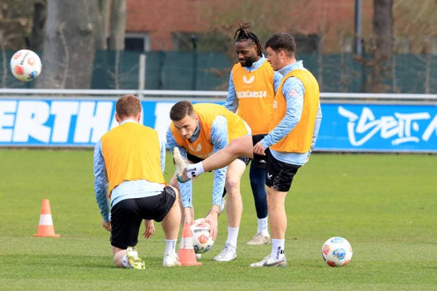 DEU, DFL, 2. FBL Hertha BSC, Training, 24.03.2026, Sportforum, Berlin, DEU, DFL, 2. FBL Hertha BSC, Training, im Bild Hertha-Spielerkreis, Diego Demme (Hertha BSC Berlin 6), Deyovaisio Zeefuik (Hertha BSC Berlin 42), Niklas Kolbe (Hertha BSC Berlin 27), Luca Schuler (Hertha BSC Berlin 18) DFL - regulations prohibit any use of Photographs as image sequences and or quasi-video