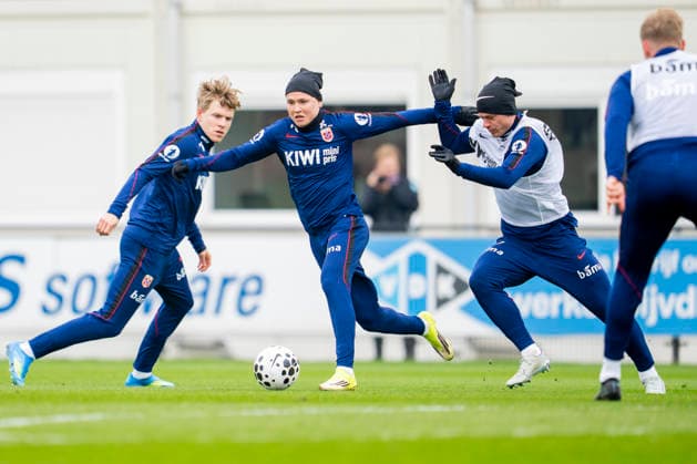 Training with the Norwegian men s national football team Amsterdam , Netherlands 20260324 Jens Petter Hauge, Andreas Schjelderup and Julian Ryerson during a training session with the Norwegian men s national football team at the AZ Alkmaar training Complex Photo Fredrik Varfjell NTB Amsterdam Netherlands EDITORIAL USE ONLY RESTRICTED USE FOR BETTING COMPANIES  Copyright: xFredrikxVarfjellx xNTBx