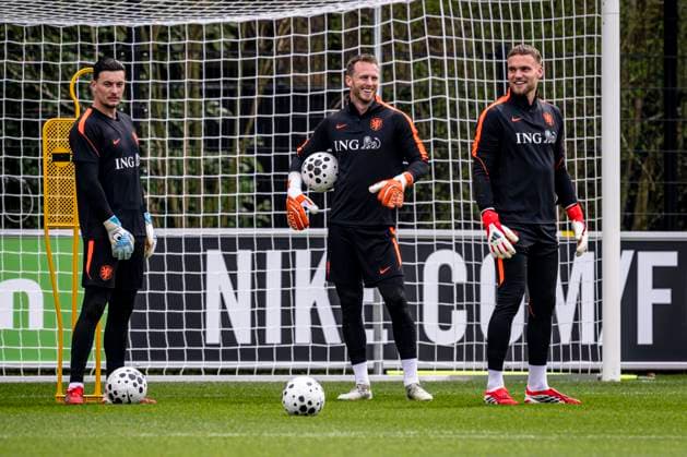 ZEIST - Netherlands goalkeeper Justin Bijlow, Netherlands goalkeeper Mark Flekken, Netherlands goalkeeper Bart Verbruggen during the training of the Dutch national football team at the KNVB Campus in the run-up to the World Cup friendly against Norway on March 24, 2026 in Zeist, the Netherlands. (Photo by Stefan Koops EYE4IMAGES DeFodi Images) -