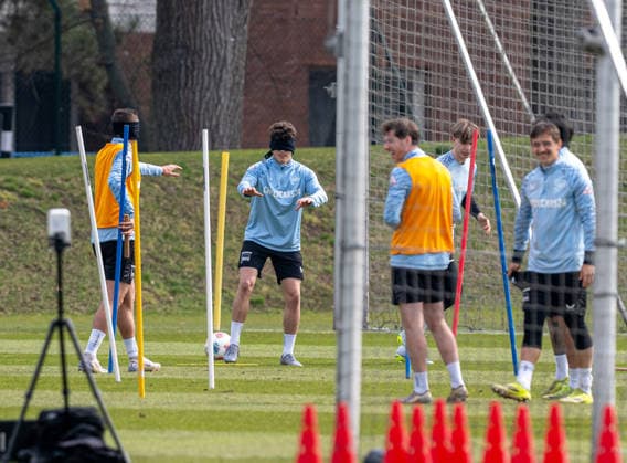 Fussball, Herren, Saison 2025 26, 2. Bundesliga, Hertha BSC, Training, v.l. Paul Seguin (Hertha BSC), Janne Berner (Hertha BSC), Leon Jensen (Hertha BSC), Kennet Eichhorn (Hertha BSC), Michal Karbownik (Hertha BSC), 24.03. 2026,