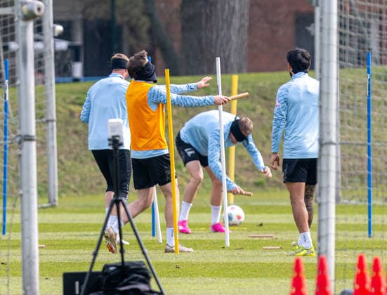 Fussball, Herren, Saison 2025 26, 2. Bundesliga, Hertha BSC, Training, v.l. Julian Eitschberger (Hertha BSC), Leon Jensen (Hertha BSC), Marten Winkler (Hertha BSC), Kevin Sessa (Hertha BSC), 24.03. 2026,