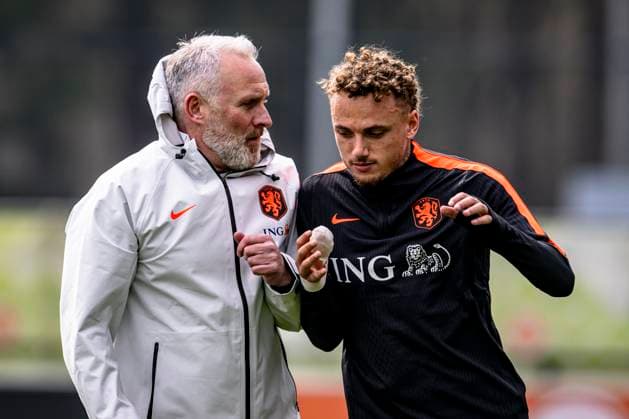 ZEIST - (R) Noa Lang of the Netherlands, with his injured hand, practices some tackling strength during the Dutch national football team s training at the KNVB Campus in the run-up to the World Cup friendly against Norway on March 24, 2026, in Zeist, the Netherlands. (Photo by Stefan Koops EYE4IMAGES DeFodi Images) -