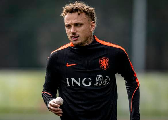 ZEIST - Noa Lang of the Netherlands with his thumb in a bandage during the training of the Dutch national football team at the KNVB Campus in the run-up to the World Cup friendly against Norway on March 24, 2026 in Zeist, the Netherlands. (Photo by Stefan Koops EYE4IMAGES DeFodi Images) -