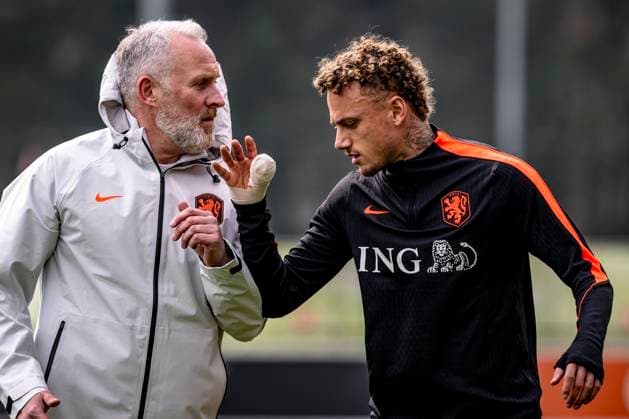 ZEIST - (R) Noa Lang of the Netherlands, with his injured thumb, practices some tackling strength during the Dutch national football team s training at the KNVB Campus in the run-up to the World Cup friendly against Norway on March 24, 2026, in Zeist, the Netherlands. (Photo by Stefan Koops EYE4IMAGES DeFodi Images) -