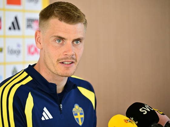 VALENCIA, SPANIEN 20260324 Eric Smith i mixad zon i samband med fotbollslandslagets träning pa en träningsanläggningen utanför Valencia inför torsdagens VM-kval playoff mot Ukraina.