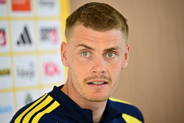 VALENCIA, SPAIN 20260324 Eric Smith in the mixed zone in connection with the national football team s training at a training facility outside Valencia ahead of Thursday s World Cup qualifying playoff against Ukraine.